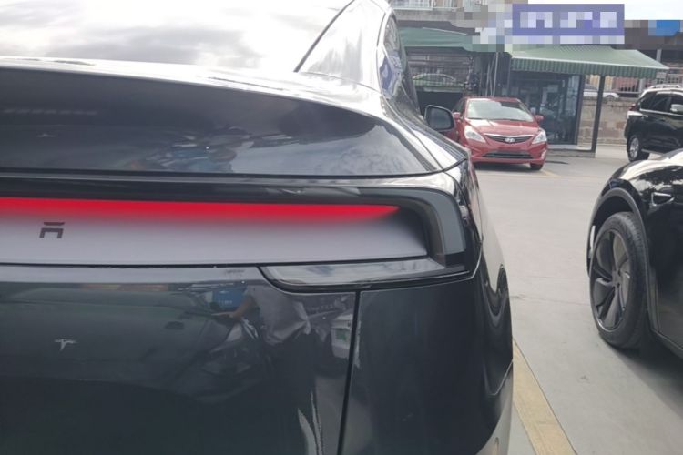 Used Tesla Model Y 2025 Rear-Wheel-Drive Version Exterior 3