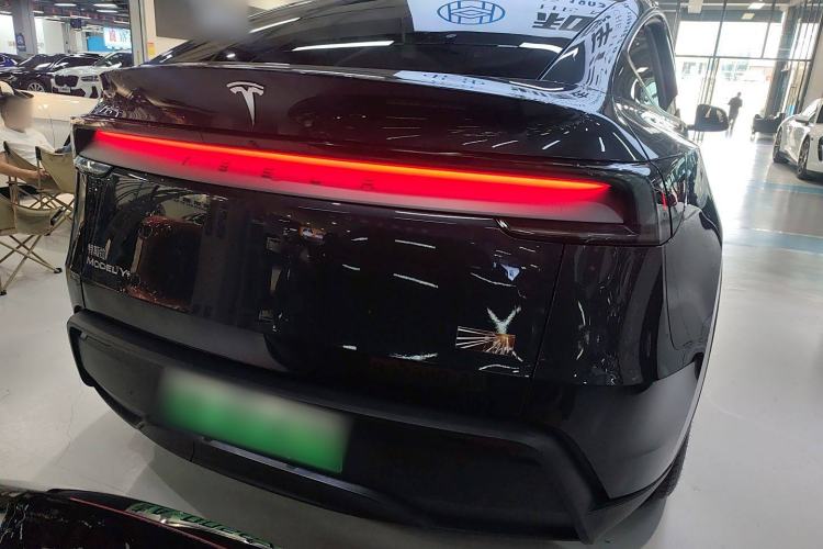 Used Tesla Model Y 2025 Rear-Wheel Drive First Edition Exterior 4
