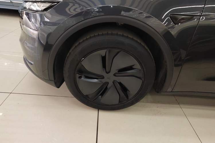 Used Tesla Model Y 2025 Rear-Wheel-Drive Version Exterior 4