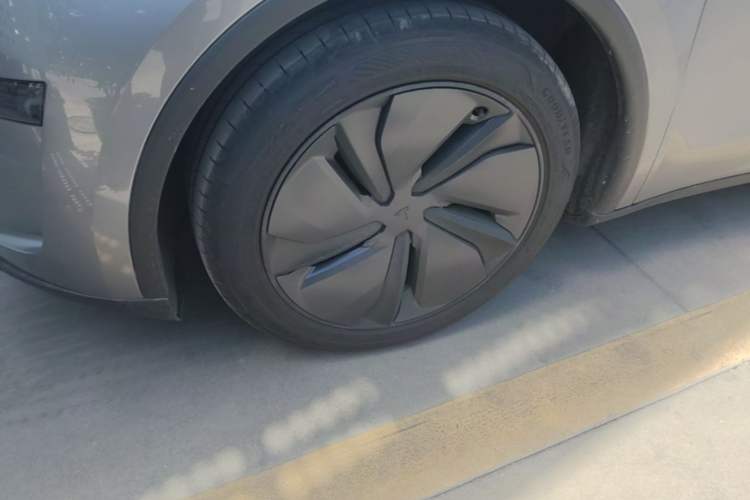 Used Tesla Model Y 2025 Rear-Wheel-Drive Version Exterior 4