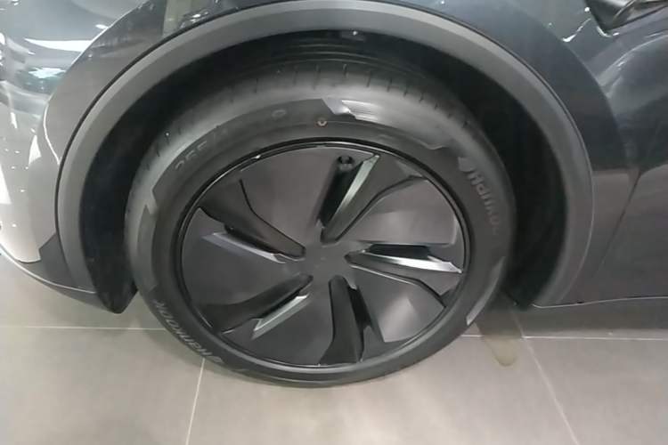 Used Tesla Model Y 2025 Long-Range All-Wheel-Drive Version Exterior 4