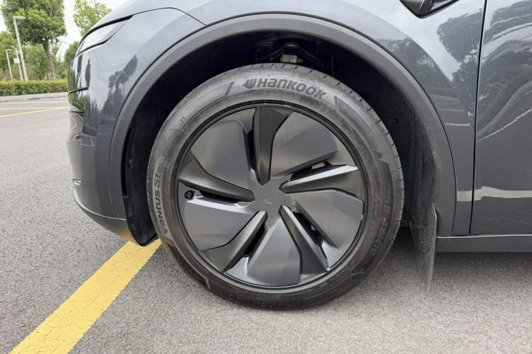 Used Tesla Model Y 2025 Long-Range All-Wheel Drive First Edition Exterior 4
