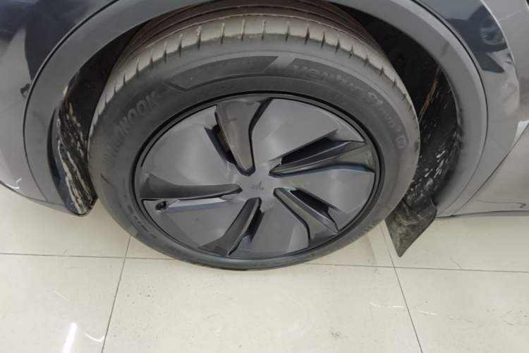 Used Tesla Model Y 2025 Long-Range All-Wheel Drive First Edition Exterior 4
