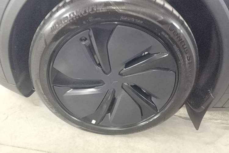 Used Tesla Model Y 2025 Long-Range All-Wheel Drive First Edition Exterior 4