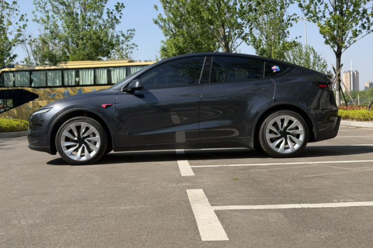 Used Tesla Model Y 2025 Long-Range All-Wheel Drive First Edition Exterior 4