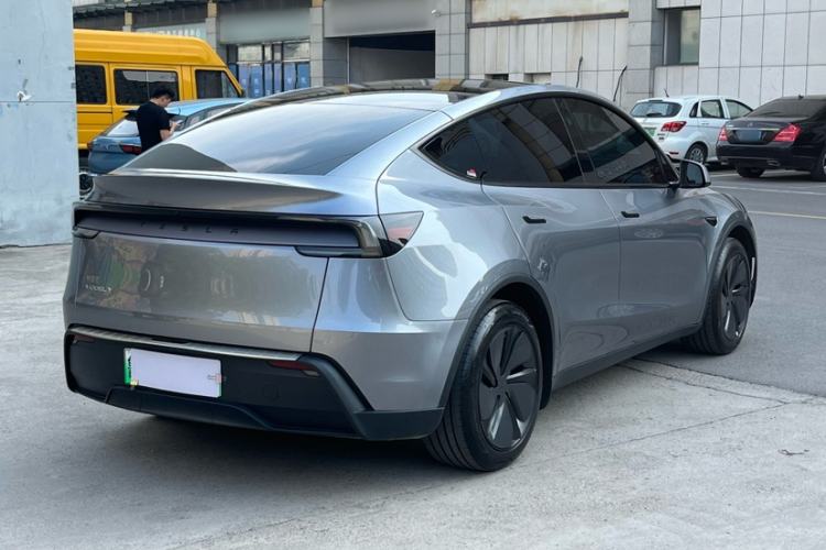 Used Tesla Model Y 2025 Rear-Wheel Drive First Edition Exterior 4