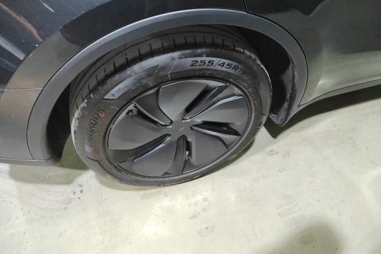 Used Tesla Model Y 2025 Long-Range All-Wheel Drive First Edition Exterior 4