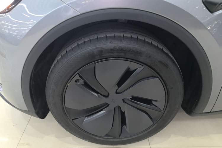 Used Tesla Model Y 2025 Rear-Wheel-Drive Version Exterior 4