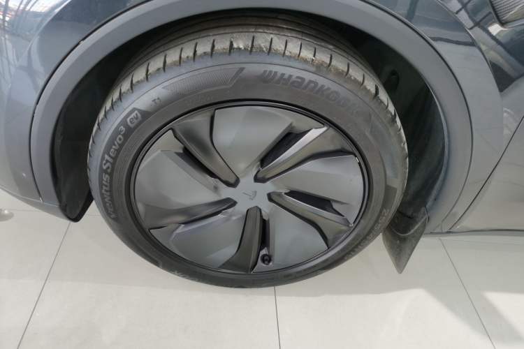 Used Tesla Model Y 2025 Long-Range All-Wheel Drive First Edition Exterior 4