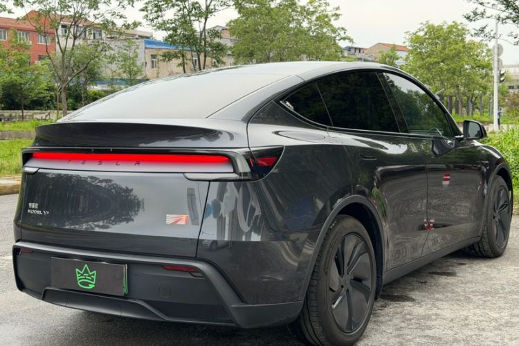 Used Tesla Model Y 2025 Long-Range All-Wheel Drive First Edition Exterior 4
