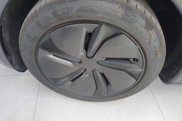 Used Tesla Model Y 2025 Rear-Wheel-Drive Version Exterior 4