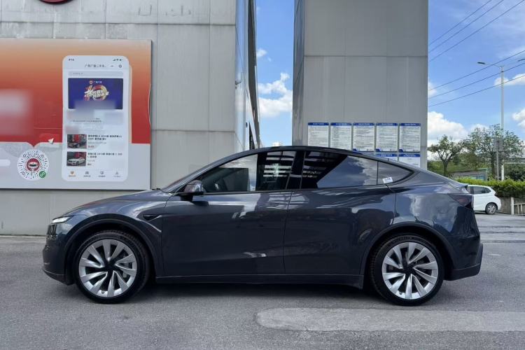 Used Tesla Model Y 2025 Long-Range All-Wheel Drive First Edition Exterior 4