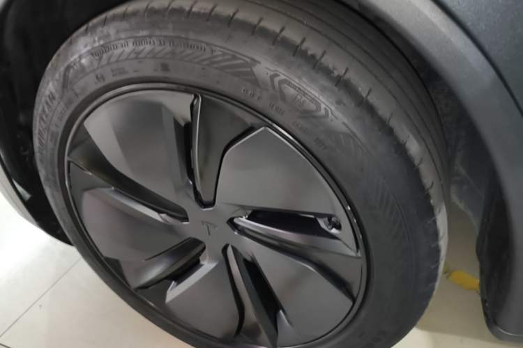 Used Tesla Model Y 2025 Rear-Wheel Drive First Edition Exterior 4