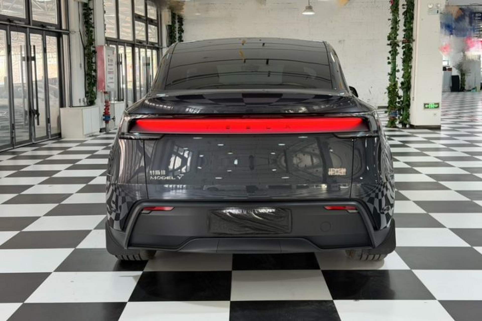 Used Tesla Model Y 2025 Rear-Wheel Drive First Edition Exterior 5