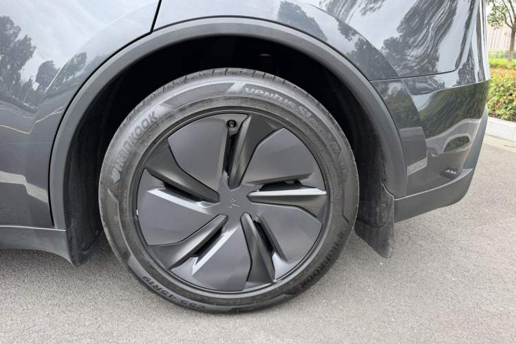 Used Tesla Model Y 2025 Long-Range All-Wheel Drive First Edition Exterior 5