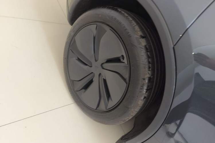 Used Tesla Model Y 2025 Rear-Wheel Drive First Edition Exterior 5