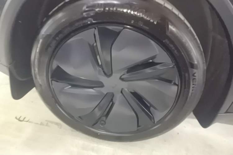 Used Tesla Model Y 2025 Long-Range All-Wheel Drive First Edition Exterior 5