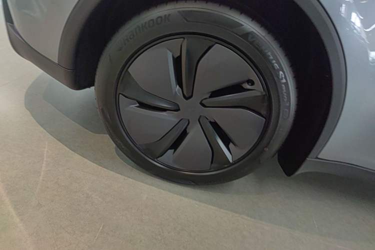 Used Tesla Model Y 2025 Updated Version Long-Range All-Wheel Drive Exterior 5