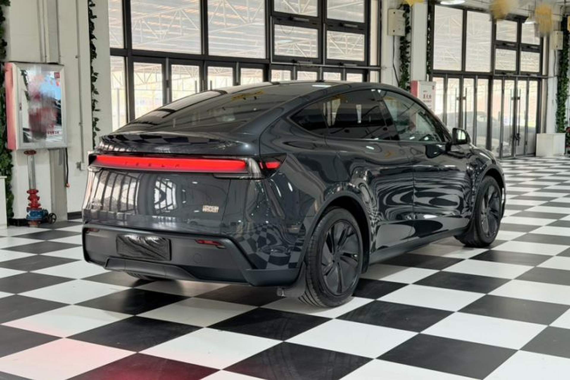 Used Tesla Model Y 2025 Rear-Wheel Drive First Edition Exterior 6