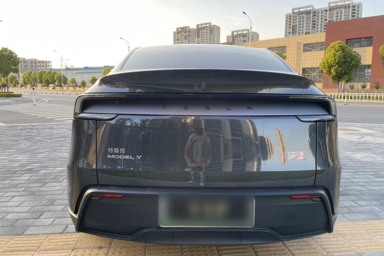 Used Tesla Model Y 2025 Rear-Wheel Drive First Edition Exterior 6