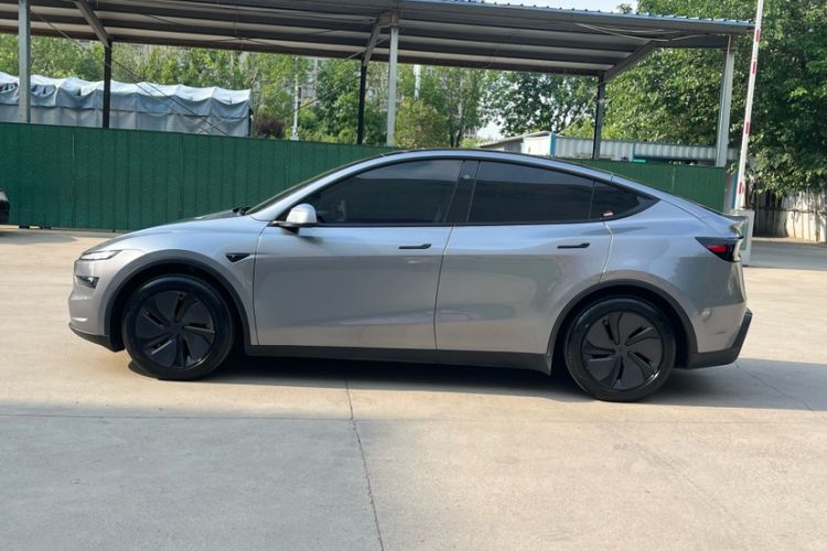 Used Tesla Model Y 2025 Rear-Wheel Drive First Edition Exterior 6