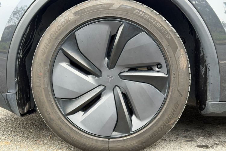 Used Tesla Model Y 2025 Long-Range All-Wheel Drive First Edition Exterior 6