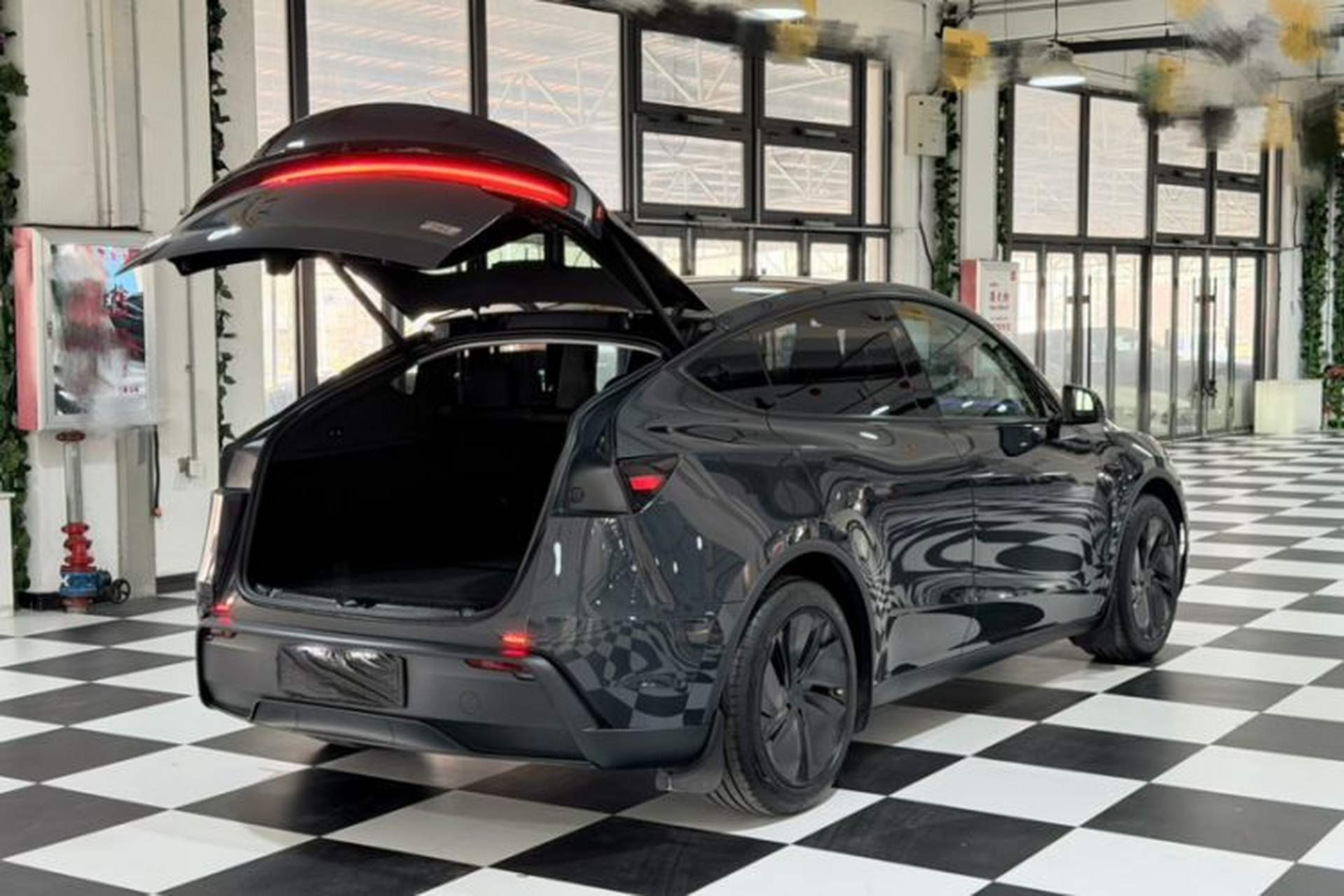 Used Tesla Model Y 2025 Rear-Wheel Drive First Edition Exterior 7