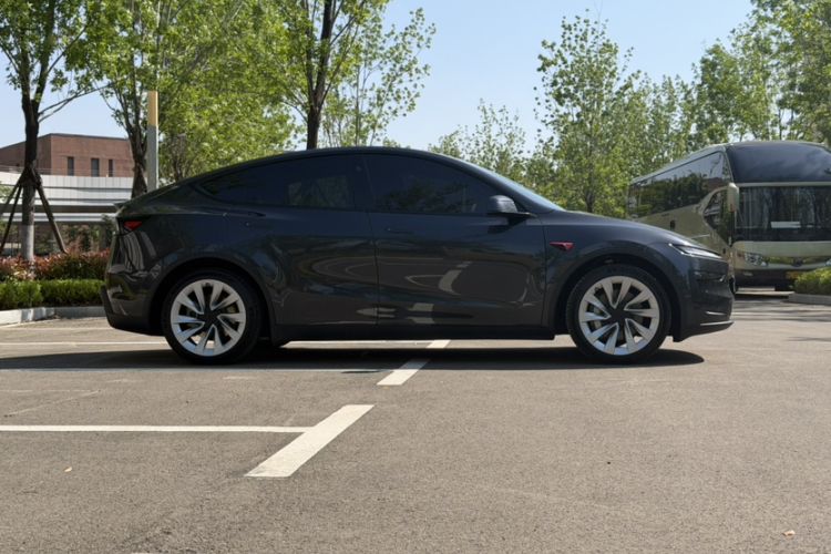 Used Tesla Model Y 2025 Long-Range All-Wheel Drive First Edition Exterior 7