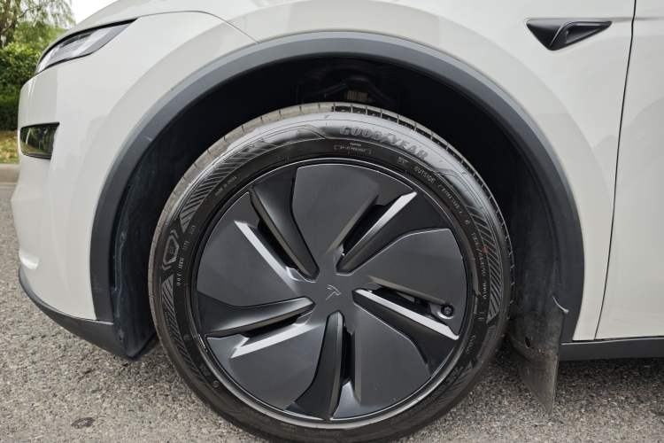Used Tesla Model Y 2025 Rear-Wheel-Drive Version Exterior 7