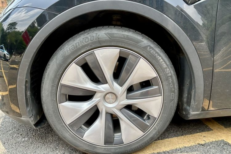 Used Tesla Model Y 2025 Rear-Wheel Drive First Edition Exterior 8