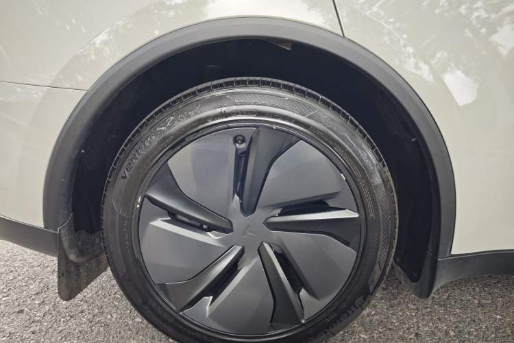 Used Tesla Model Y 2025 Rear-Wheel-Drive Version Exterior 8