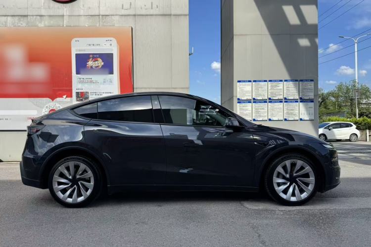 Used Tesla Model Y 2025 Long-Range All-Wheel Drive First Edition Exterior 8