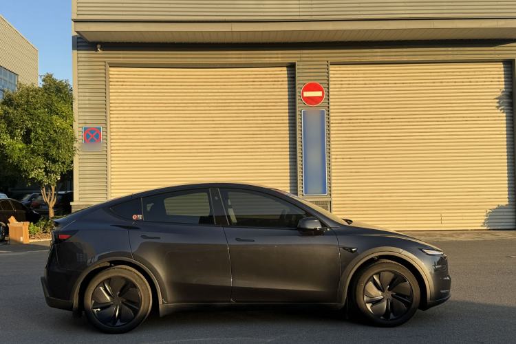 Used Tesla Model Y 2025 Rear-Wheel-Drive Version Exterior 9