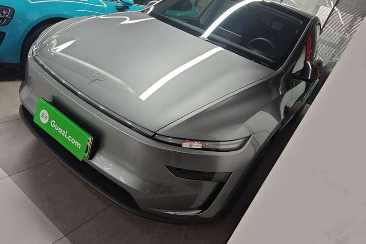 Tesla Model Y 2025 Rear-Wheel-Drive Version