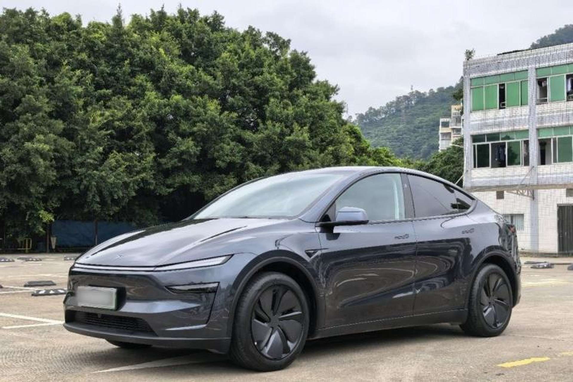 Used Tesla Model Y 2025 Rear-Wheel-Drive Version Front Left 45 Deg