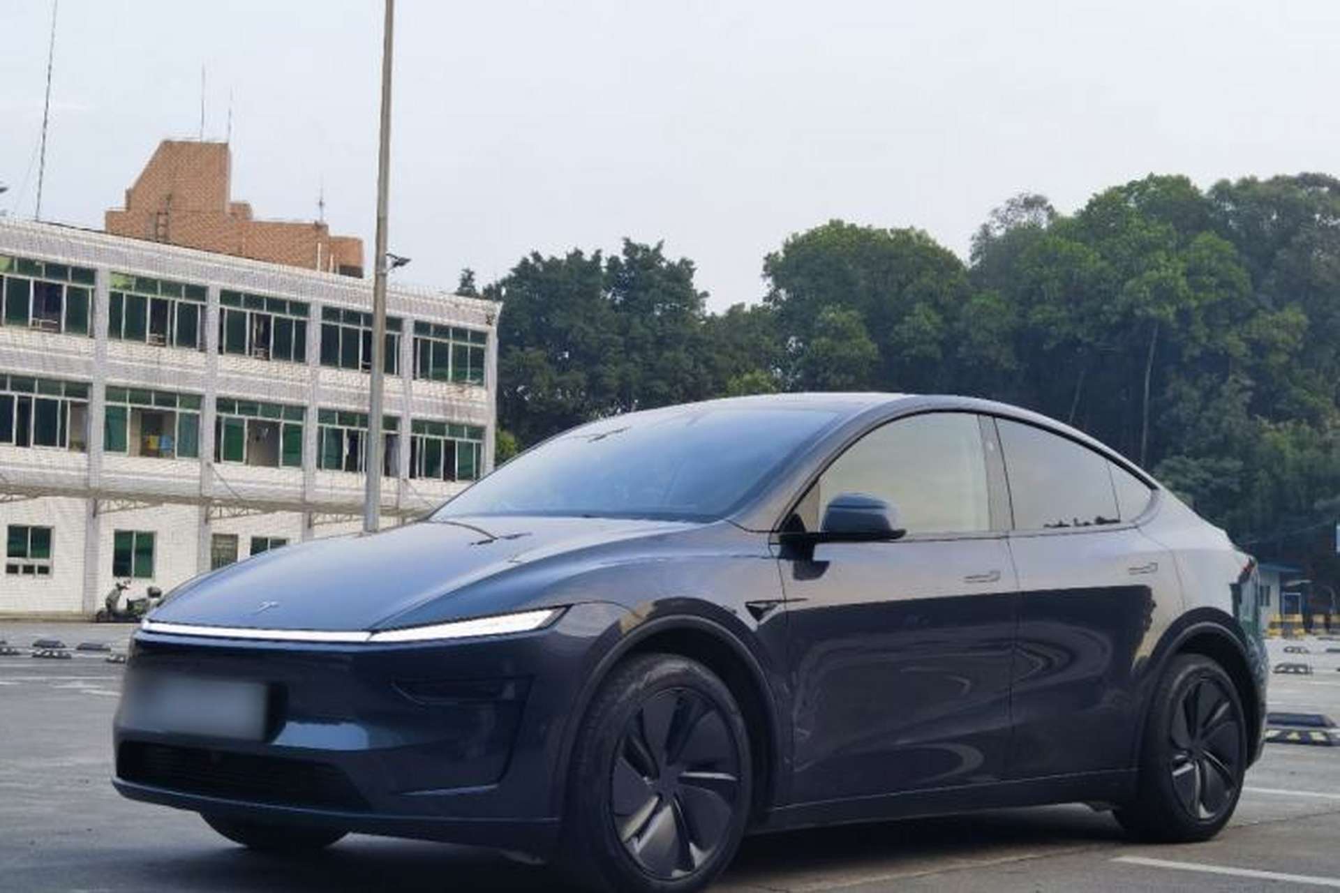 Used Tesla Model Y 2025 Long-Range All-Wheel-Drive Version Front Left 45 Deg