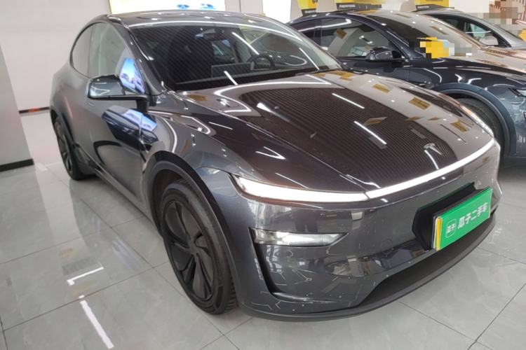 Used Tesla Model Y 2025 Long-Range All-Wheel-Drive Version Front Right 45 Deg