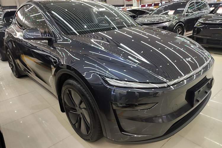 Used Tesla Model Y 2025 Long-Range All-Wheel-Drive Version Front Right 45 Deg
