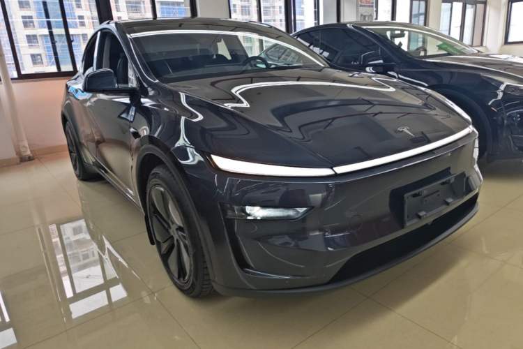 Used Tesla Model Y 2025 Long-Range All-Wheel-Drive Version Front Right 45 Deg
