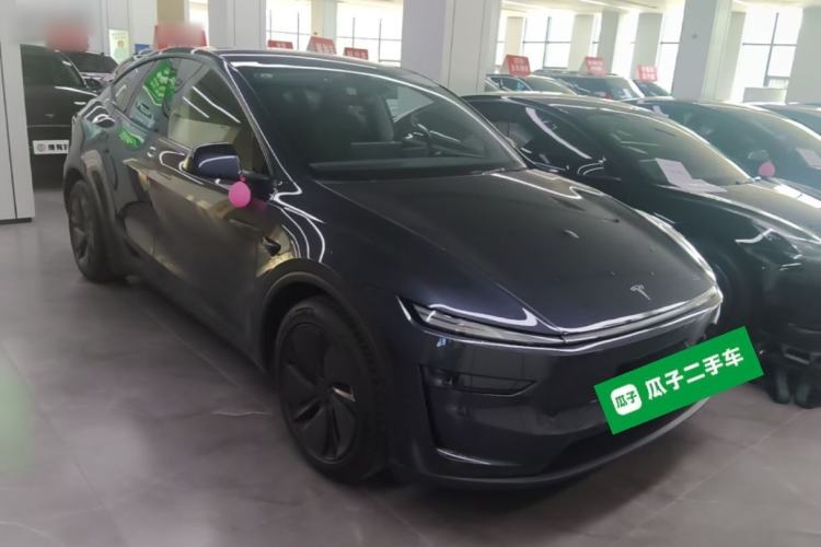 Used Tesla Model Y 2025 Long-Range All-Wheel-Drive Version Front Right 45 Deg