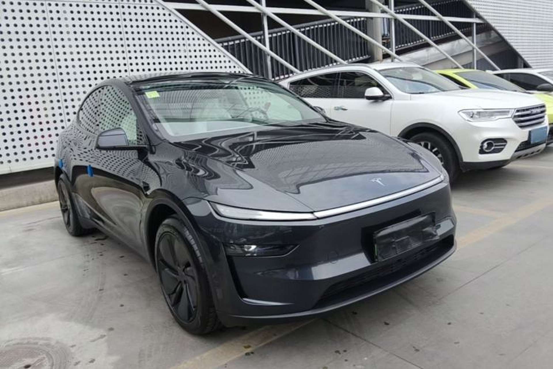 Used Tesla Model Y 2025 Rear-Wheel-Drive Version Front Right 45 Deg