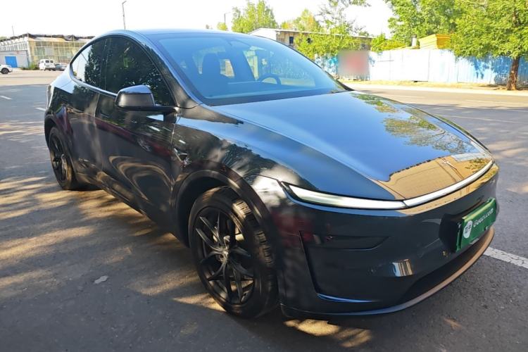 Used Tesla Model Y 2025 Long-Range All-Wheel-Drive Version Front Right 45 Deg