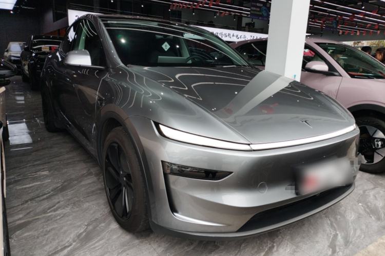Used Tesla Model Y 2025 Long-Range All-Wheel-Drive Version Front Right 45 Deg
