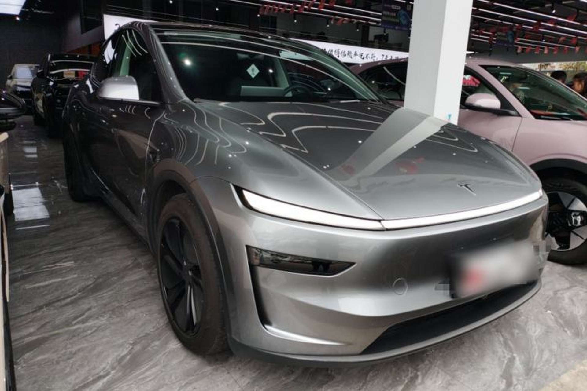 Used Tesla Model Y 2025 Long-Range All-Wheel-Drive Version Front Right 45 Deg