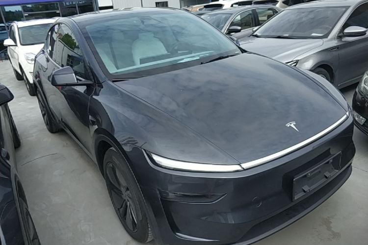Used Tesla Model Y 2025 Long-Range All-Wheel-Drive Version Front Right 45 Deg
