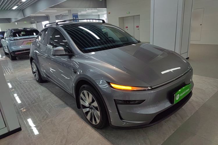 Used Tesla Model Y 2025 Long-Range All-Wheel-Drive Version Front Right 45 Deg