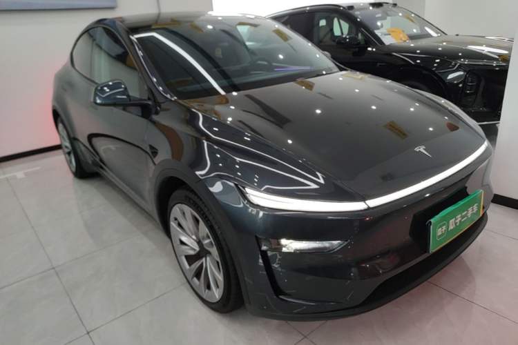 Used Tesla Model Y 2025 Long-Range All-Wheel-Drive Version Front Right 45 Deg