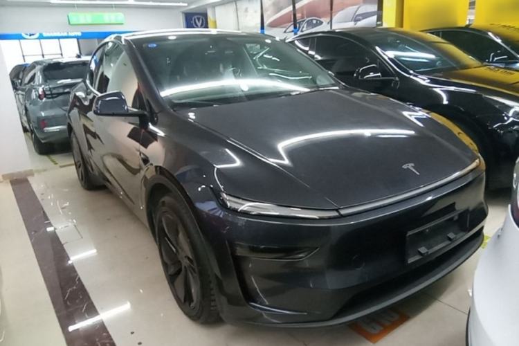 Used Tesla Model Y 2025 Long-Range All-Wheel-Drive Version Front Right 45 Deg