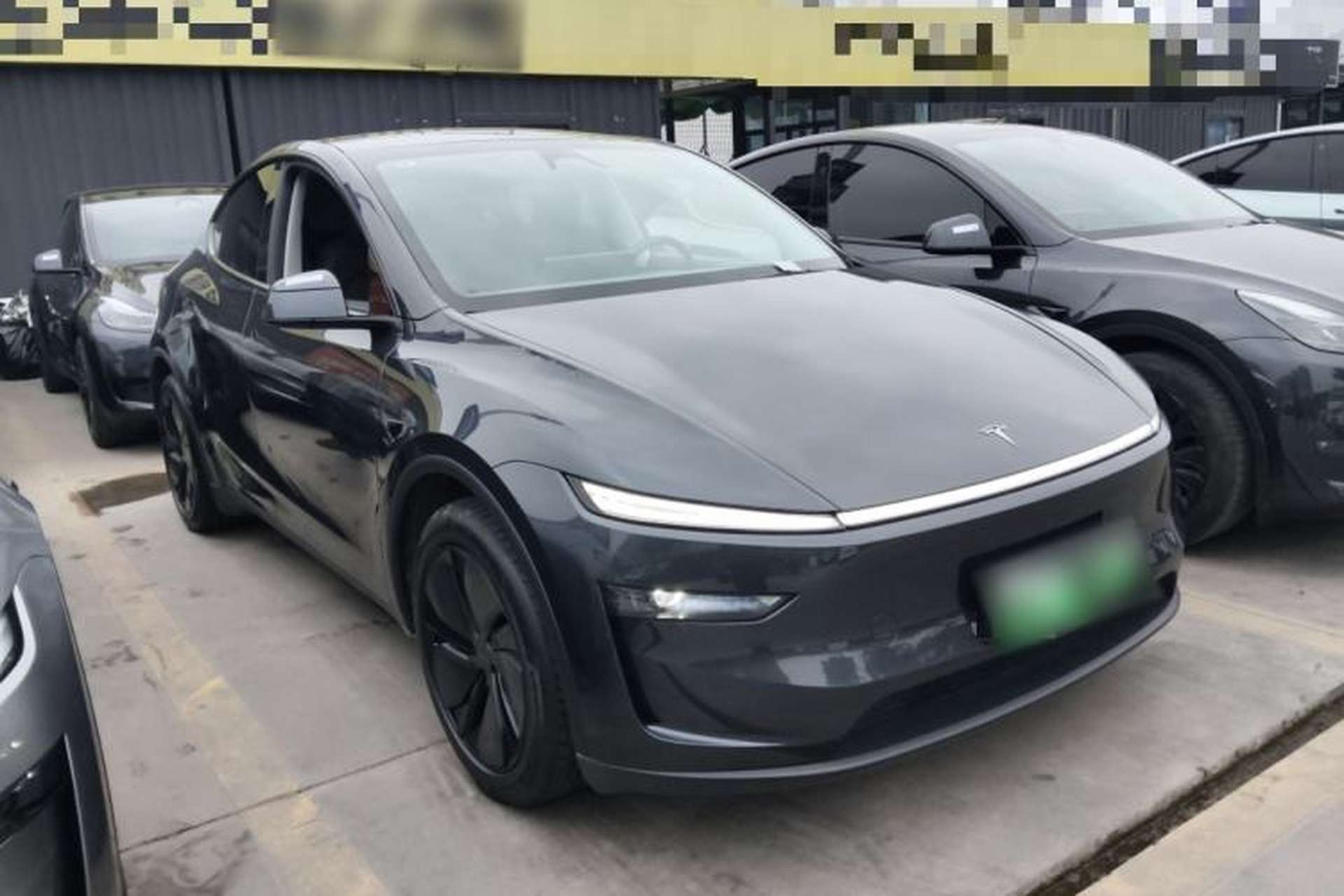 Used Tesla Model Y 2025 Long-Range All-Wheel-Drive Version Front Right 45 Deg