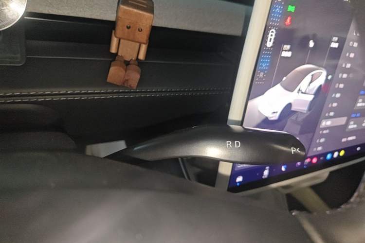Used Tesla Model Y 2025 Long-Range All-Wheel Drive First Edition Gear Lever